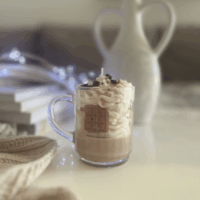 bougie caramel beurre salé sur fond neutre, mettant en valeur sa teinte dorée et son design artisanal.