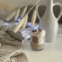 bougie caramel beurre salé sur fond neutre, mettant en valeur sa teinte dorée et son design artisanal.