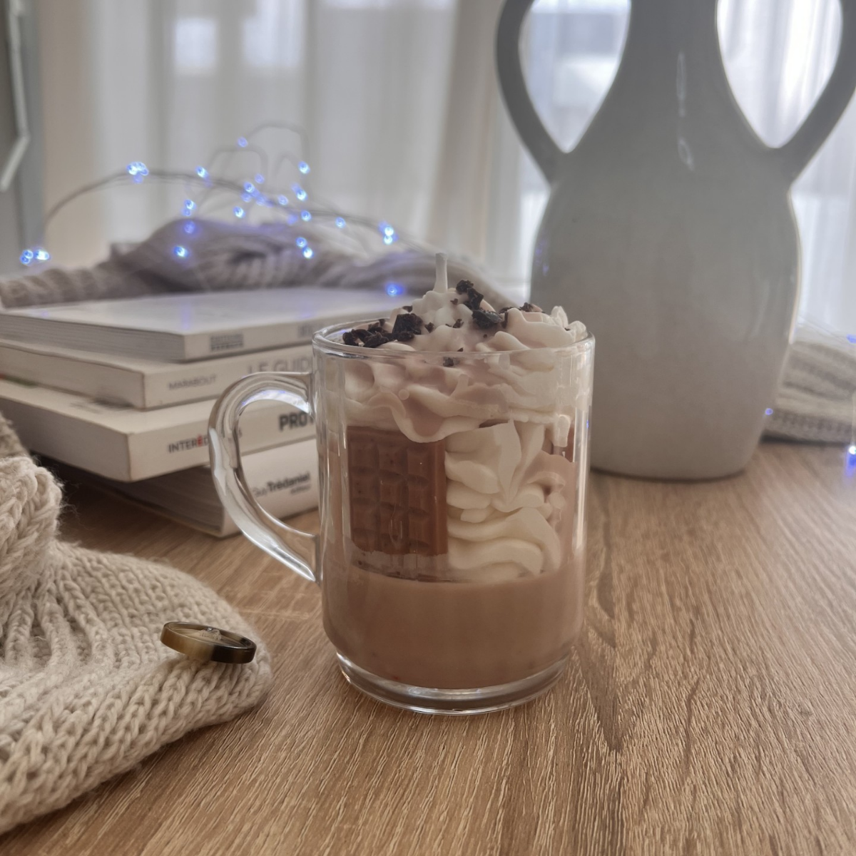 bougie caramel beurre salé sur fond neutre, mettant en valeur sa teinte dorée et son design artisanal.