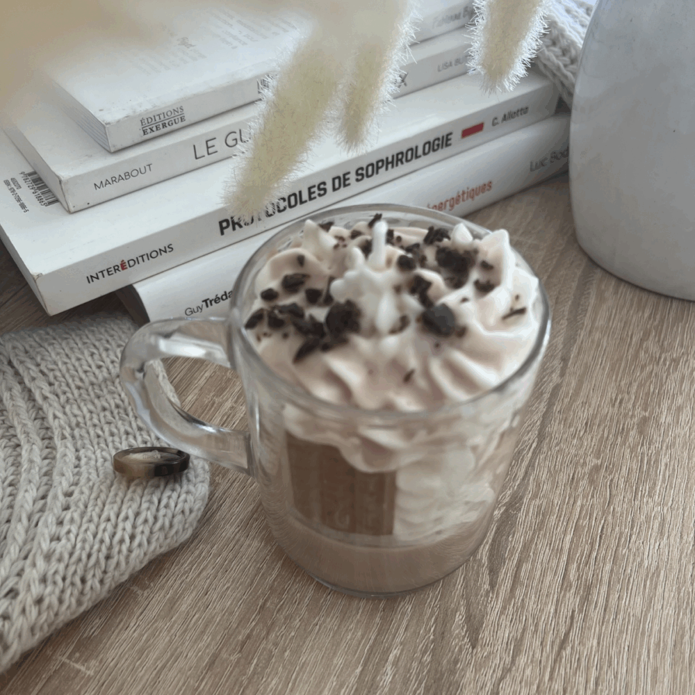 bougie caramel beurre salé sur fond neutre, mettant en valeur sa teinte dorée et son design artisanal.
