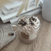bougie caramel beurre salé sur fond neutre, mettant en valeur sa teinte dorée et son design artisanal.