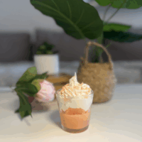 bougie monoï clémentine sur fond neutre, mettant en valeur ses teintes fraîches et son design artisanal.