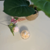 bougie monoï clémentine sur fond neutre, mettant en valeur ses teintes fraîches et son design artisanal.