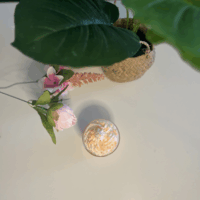 bougie monoï clémentine sur fond neutre, mettant en valeur ses teintes fraîches et son design artisanal.