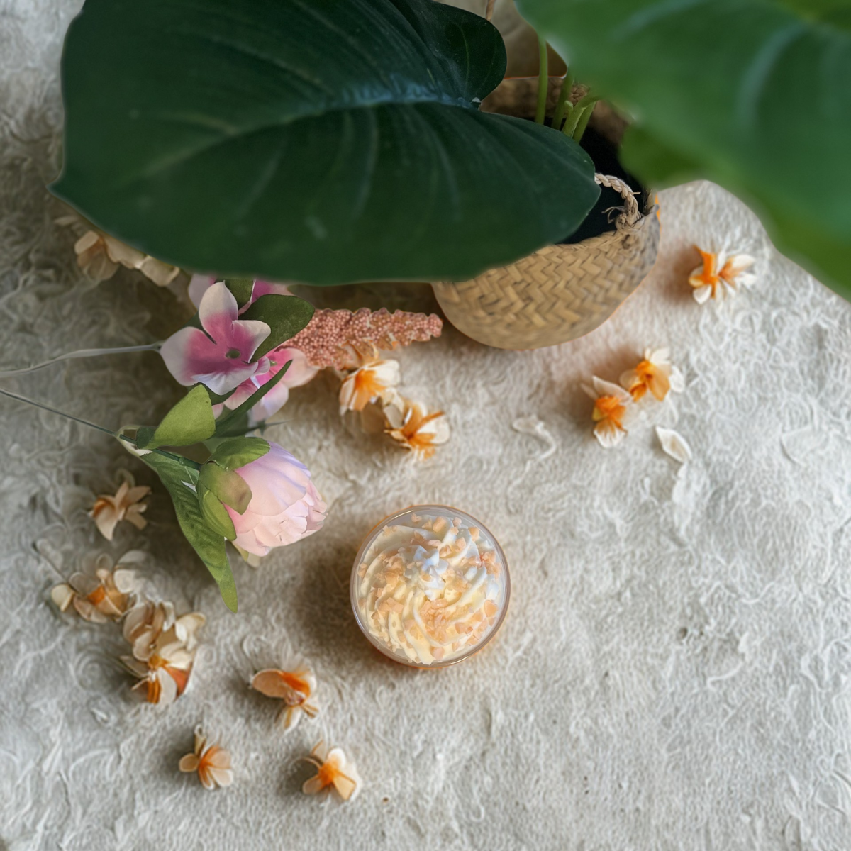 bougie monoï clémentine sur fond neutre, mettant en valeur ses teintes fraîches et son design artisanal.
