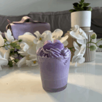 Bougie passion lilas sur fond neutre, montrant sa teinte lilas délicate et son design artisanal.