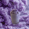 Bougie passion lilas sur fond neutre, montrant sa teinte lilas délicate et son design artisanal.