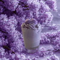Bougie passion lilas sur fond neutre, montrant sa teinte lilas délicate et son design artisanal.